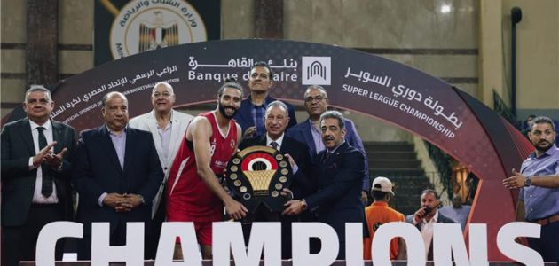 الخطيب يهنئ لاعبي الأهلي بعد التتويج بدوري السوبر لكرة السلة